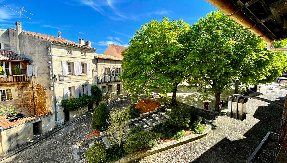 Vue des deux chambres donnant sur la place de la Myrpe