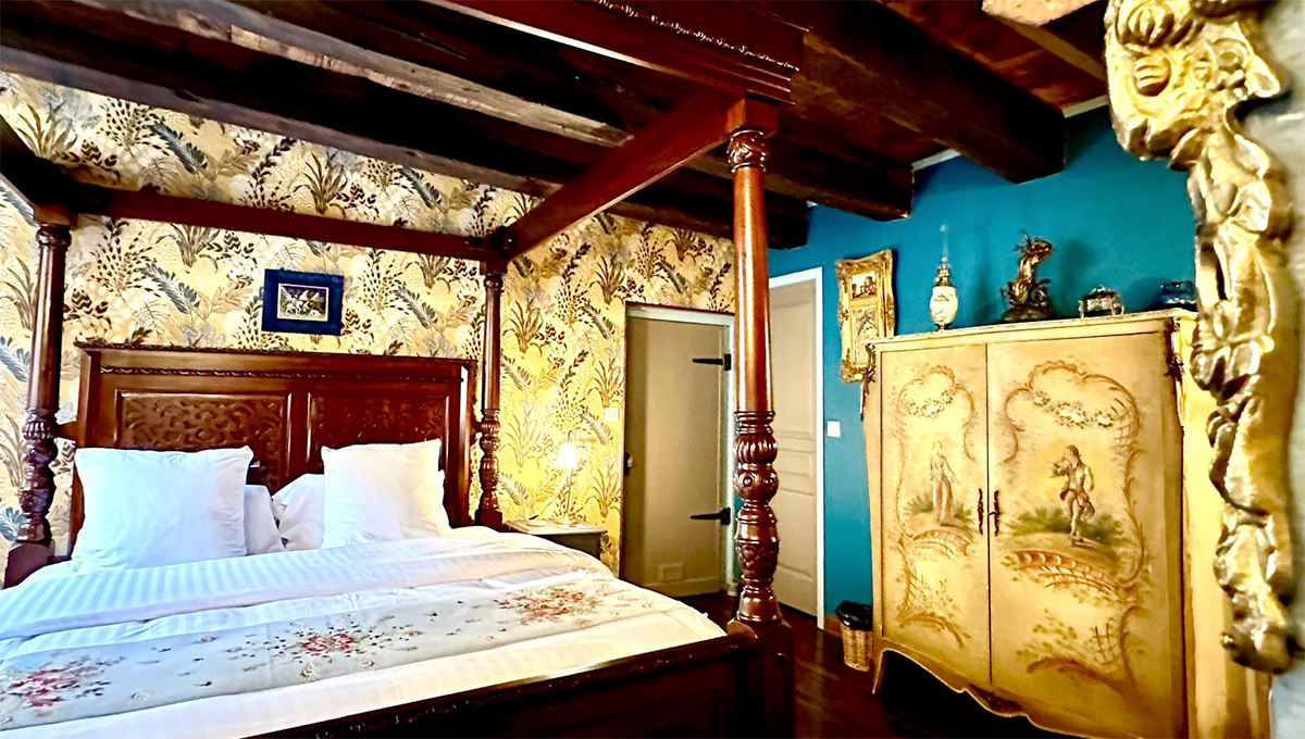 Images de la chambre Roxane, située au 1ème étage de la maison d'hôtes, Le colombier de Cyrano et roxane.