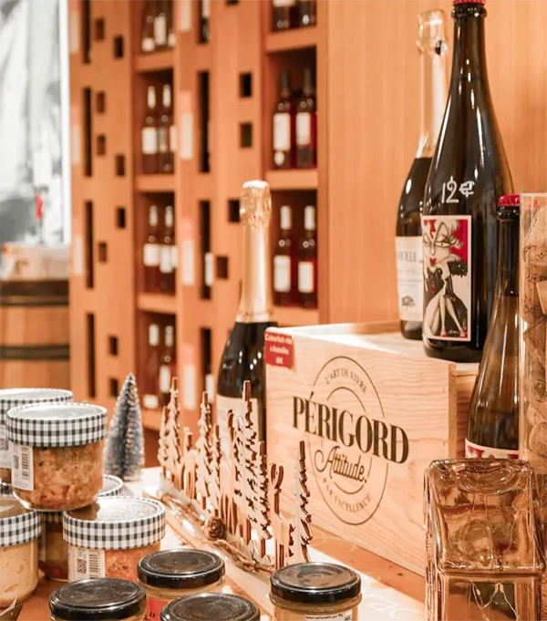 Quai Cyrano is at once: a Tourist Office, a wine area with a Wine House, a bar, a terrace, a scenography dedicated to the character of Cyrano de Bergerac, a Micro-Folie, a 17th century cloister.