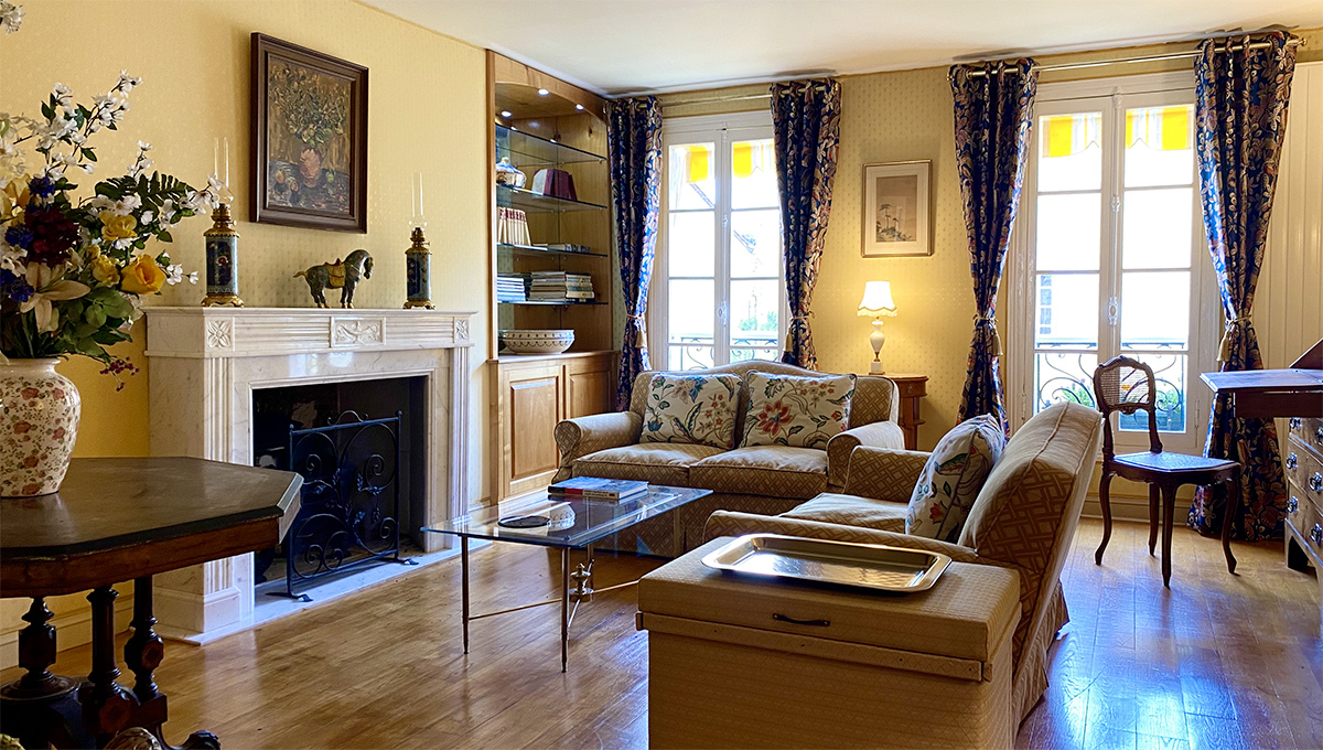 The relaxation area, the lounge - Click to access the YouTube video